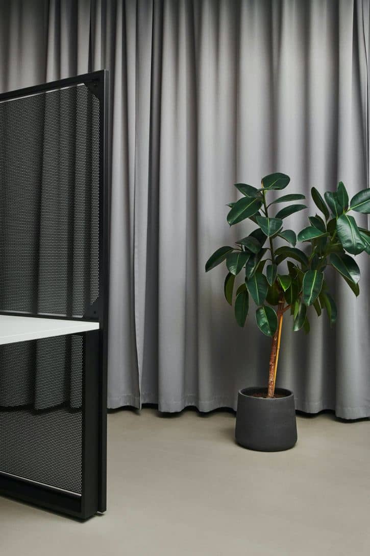 Barrage Office - Plant by the Desk